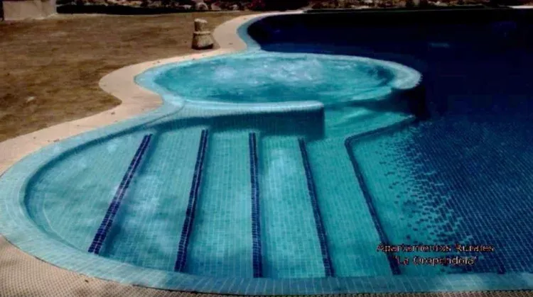 Imagen de Escaleras y Jacuzzi de la piscina