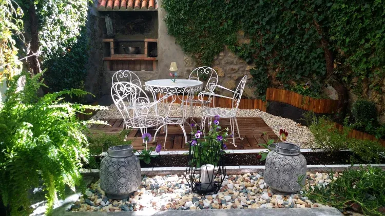 Imagen de jardín con barbacoa