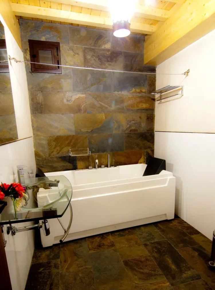 Imagen de Cuarto de baño con bañera hidromasaje apartamento Valverdeiru