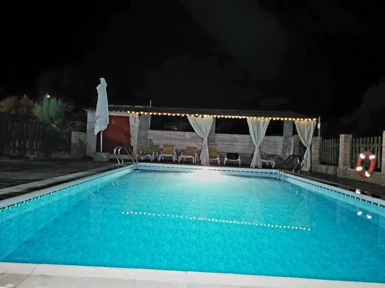 Imagen de piscina de noche