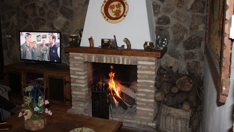 Imagen de Salón de 50 metros con chimenea y sofa cama