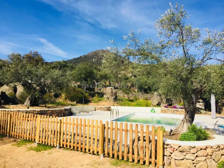 Imagen de piscina vallada