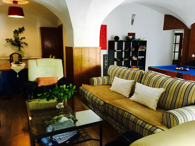 Imagen de salon casa rural original y divertida ideal para ir con niños en caceres