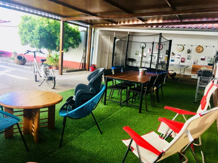 Imagen de Patio con cama elastica, plancha barbacoa, juegos en la mejor casa rural en Cáceres