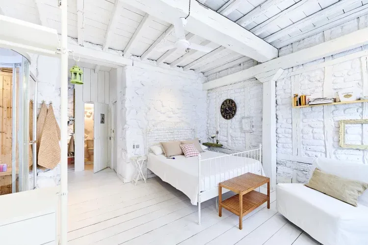 Imagen de Decoradas con mimo luminosa y calida. Piedra, adobe y madera