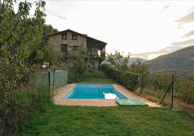 Imagen de La piscina y la casa al fondo