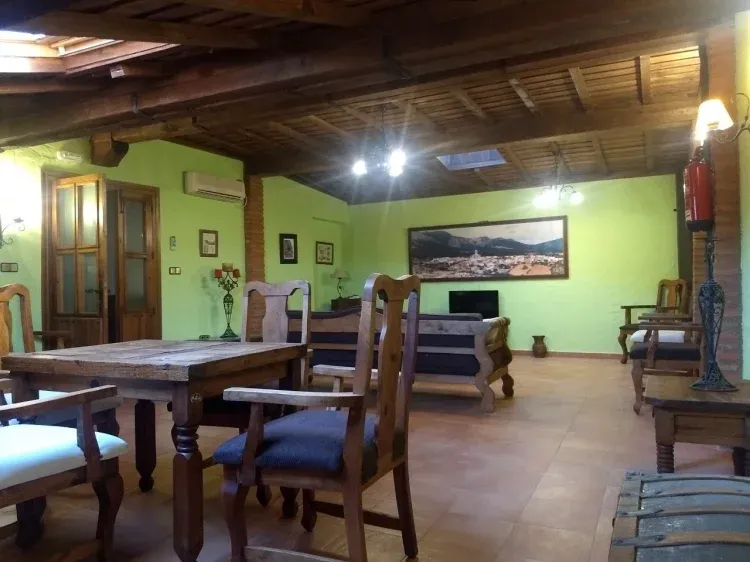 Imagen de Salon social con tv, juegos de mesa y libros lectura