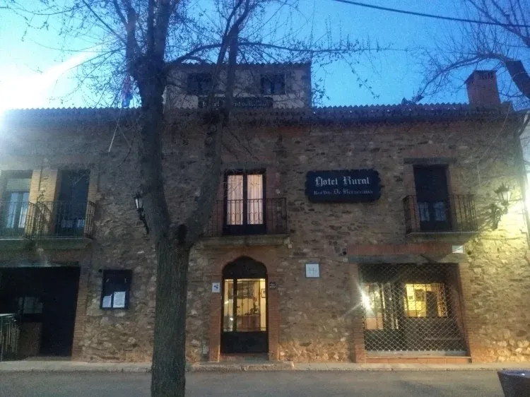 Imagen de Fachada hotel. Entrada con terraza servicio bar.