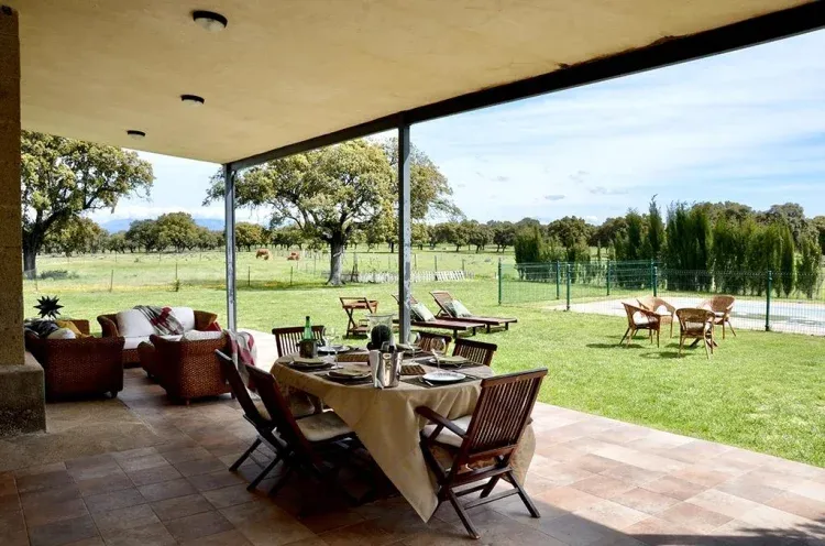 Imagen de Porche, jardín y piscina