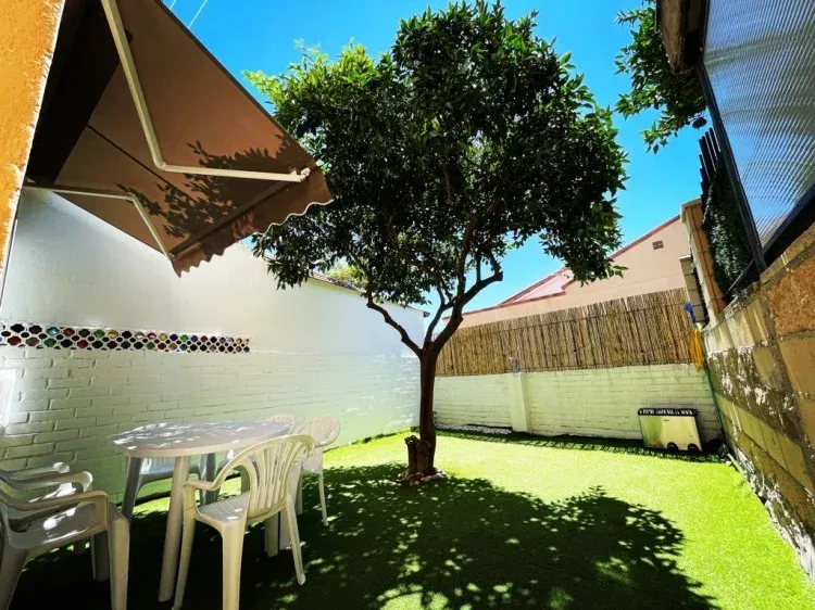 Imagen de Toldo extraíble en patio trasero - Jardín