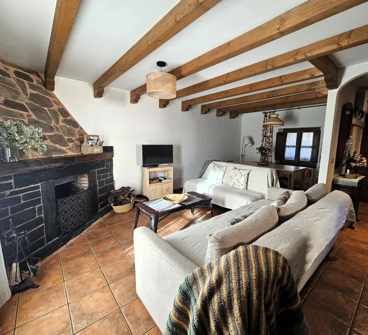 Imagen de Salon con chimenea
