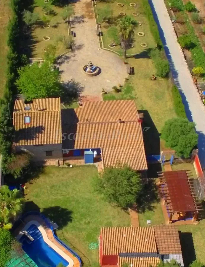 Imagen de Vista aérea del cortijo.parcela privada, aparcamiento, barabacoa, merendero, barra americana, parque infantil, piscina.