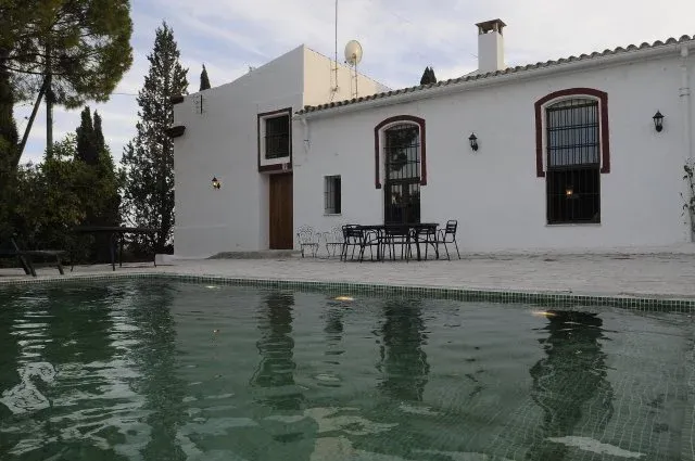Imagen de La entrada de la Casa Rural con su piscina delante