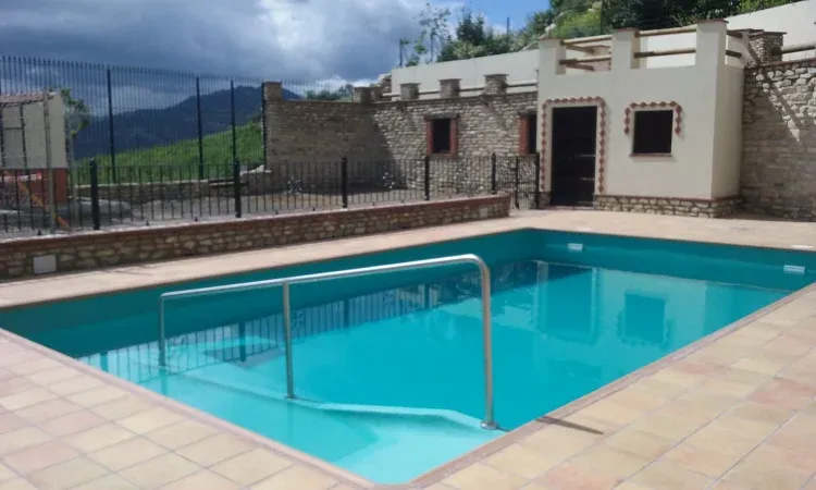 Imagen de piscina con rampa minusválidos
