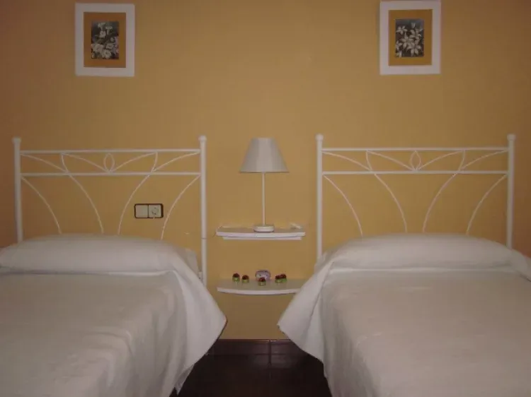 Imagen de Dormitorio con dos camas de 90 cm.
