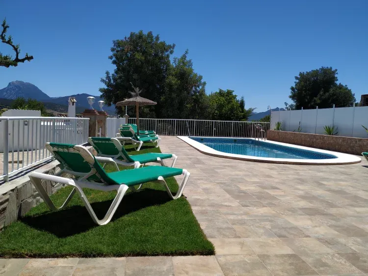 Imagen de tumbonas piscina