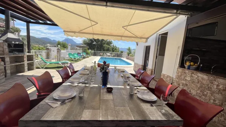 Imagen de gran mesa zona piscina
