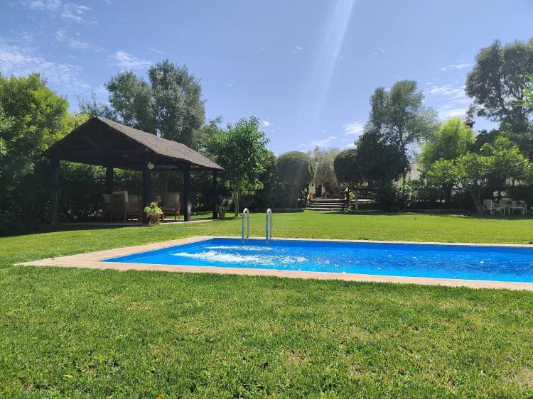 Imagen de Piscina y vista del jardin