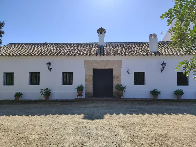 Imagen de Fachada y puerta principal