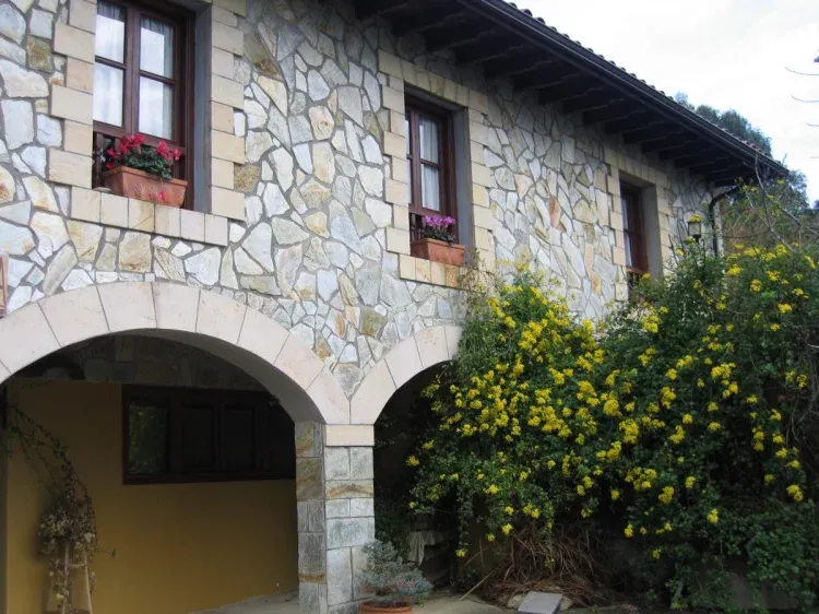 Imagen de fachada y jardin