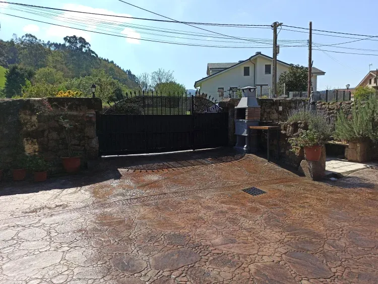 Imagen de Amplio patio con barbacoa y aparcamiento