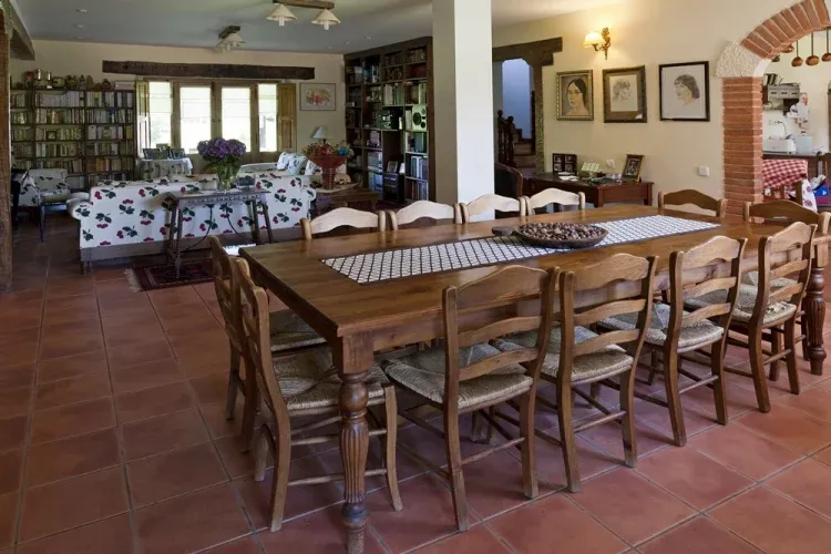 Imagen de Vista general del salón principal y el comedor