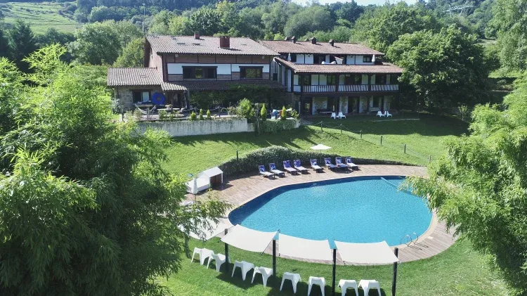 Imagen de Casas rurales en Cantabria el Solaz de los Cerezos, Vista de Piscina