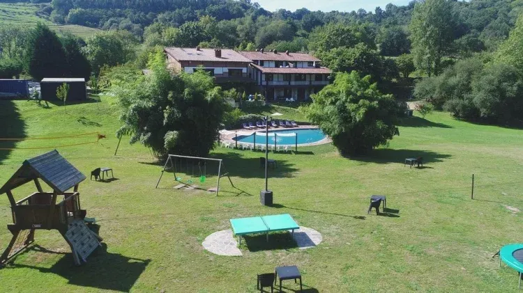 Imagen de Casas rurales en cantabria El Solaz de los Cerezos, Exterior, vista de zona de juegos y piscina