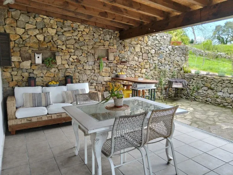 Imagen de porche con barra, sofá y barbacoa