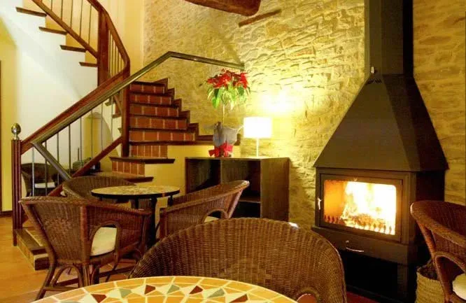 Imagen de Sala Tradicional con chimenea