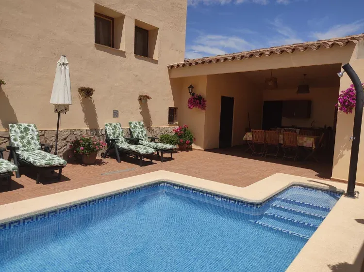 Imagen de Patio con piscina y barbacoa