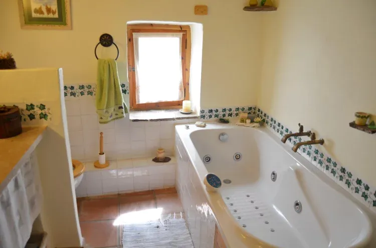 Imagen de Baño con ducha y bañera hidromasaje