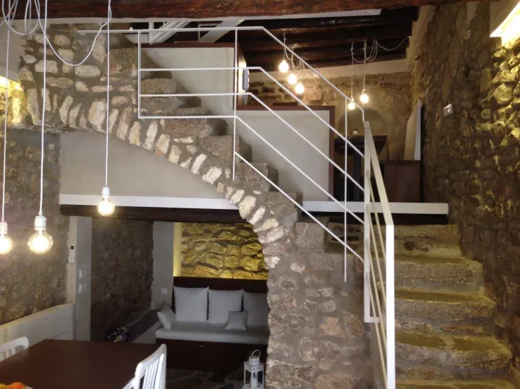 Imagen de Escalera del siglo XV sobre arco de piedra caliza.