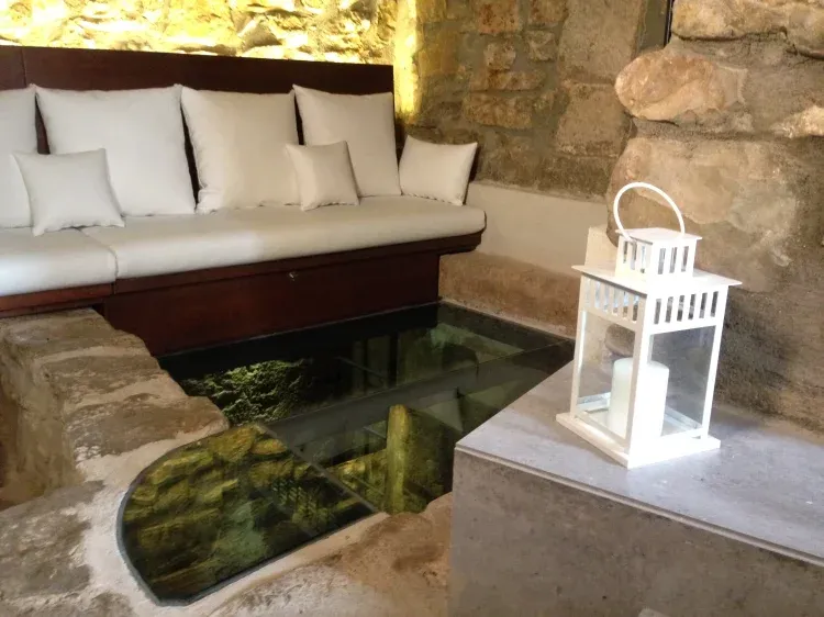 Imagen de Salón sobre la almazara con cristal pisable donde antiguamente se hacía vino.