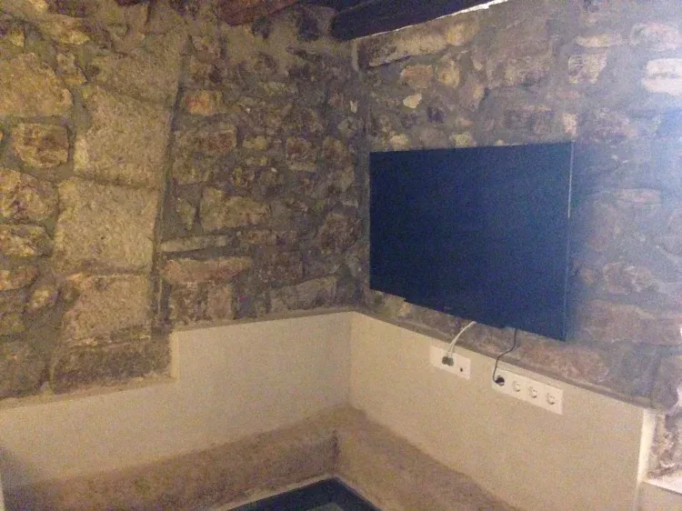 Imagen de Televisión del salón donde empieza el arco de las antiguas caballerizas de defensa de la población medieval.