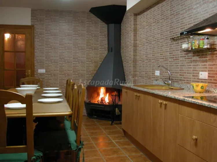 Imagen de Cocina con chimenea