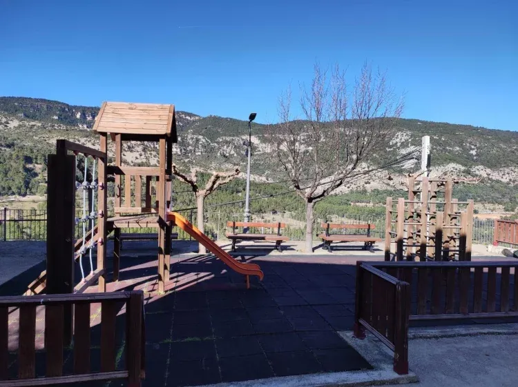 Imagen de El parque infantil con vista a las montañas.