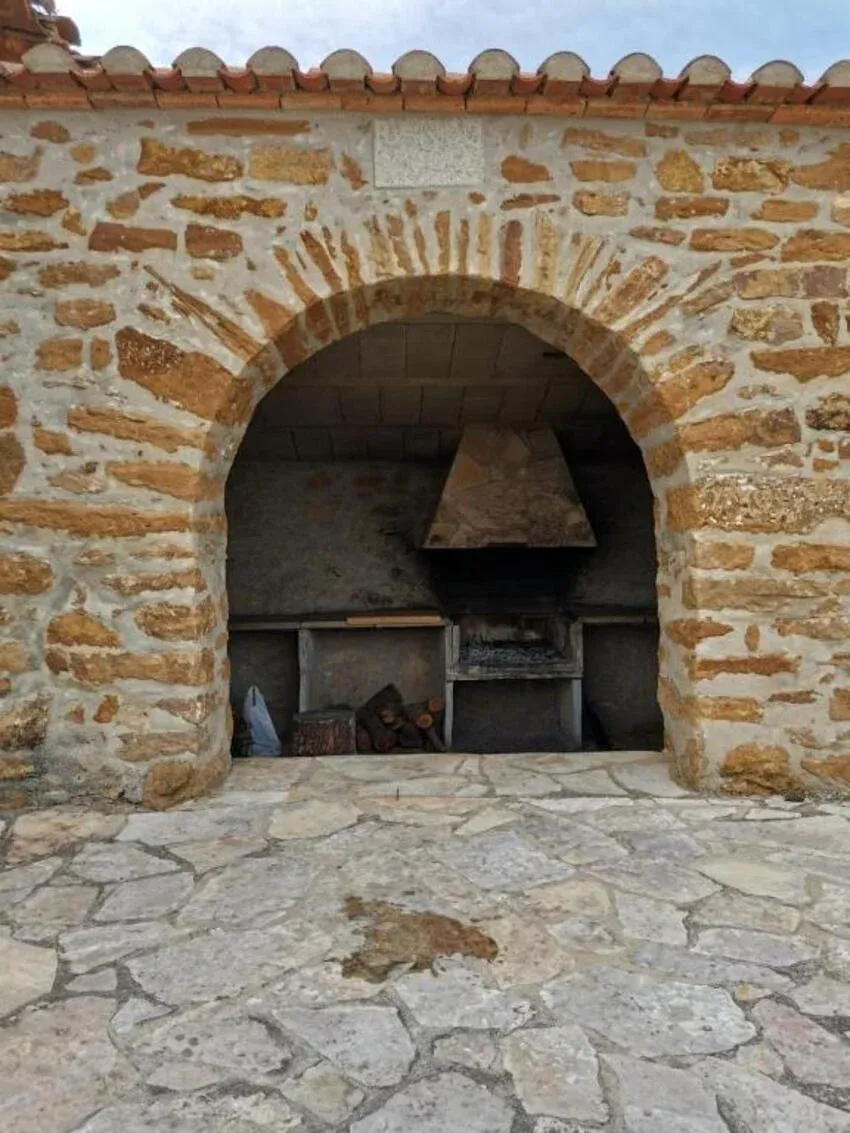 Imagen de En la masía encontraréis una zona de barbacoa, con parrillas y paelleras disponibles para su uso.  