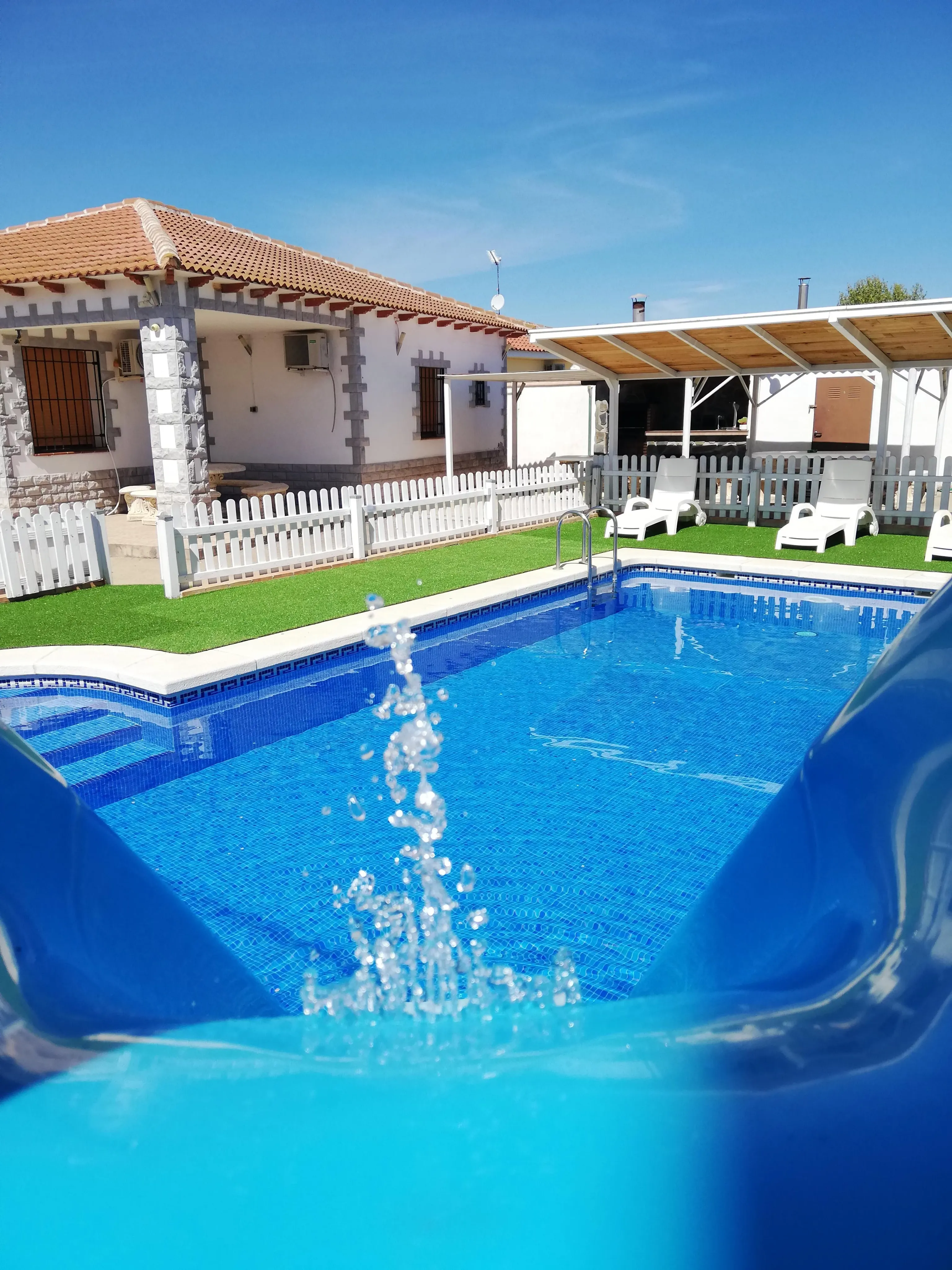 Imagen de Piscina con tobogán acuático para niños 