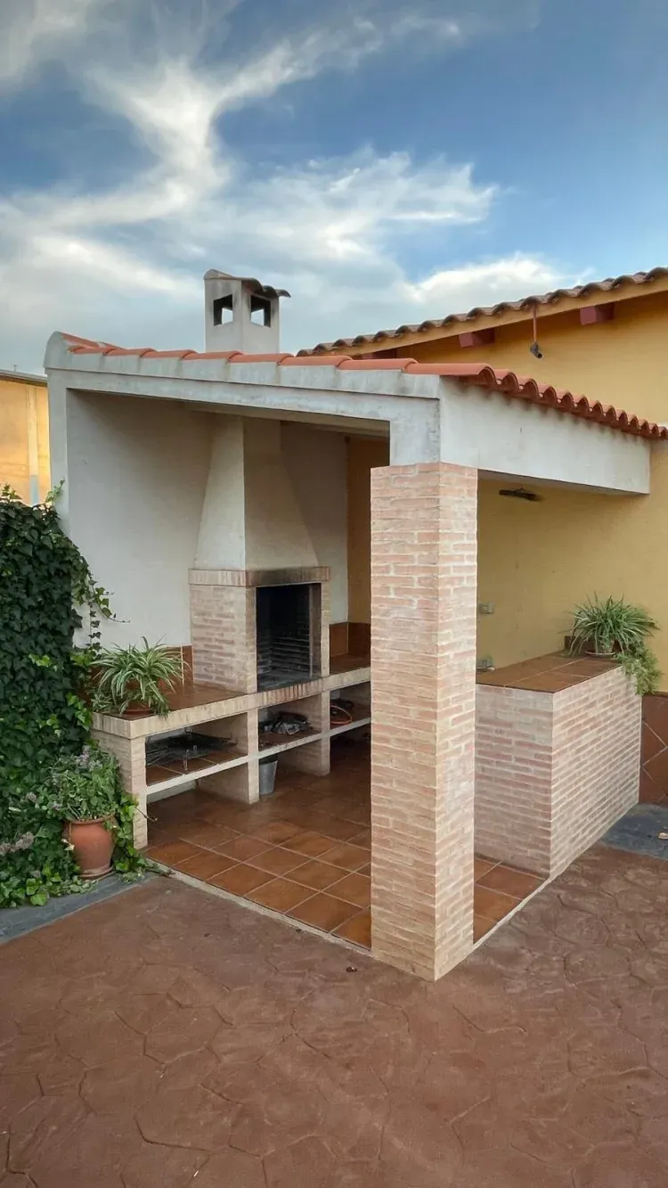 Imagen de Barbacoa techada con barra y botellero.