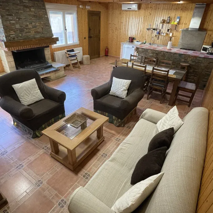 Imagen de Cocina campera con chimenea y barra.