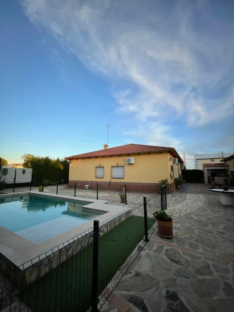 Imagen de Patio de 900m2 con barbacoa, zona infantil y de recreativos.