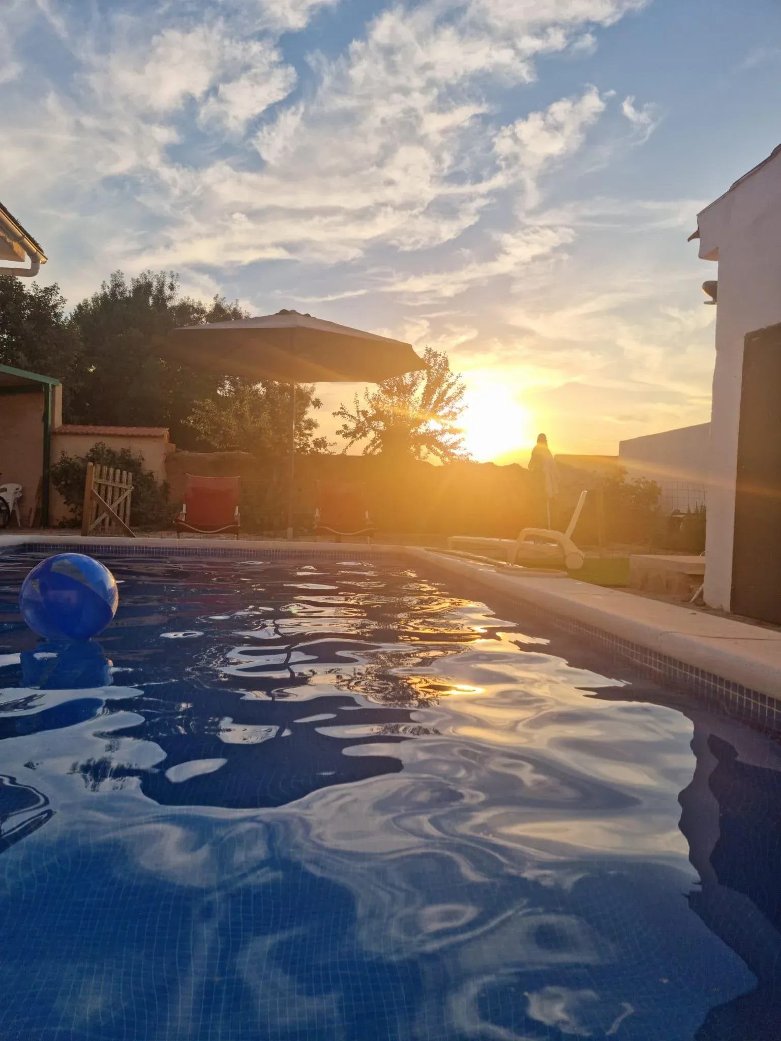 Imagen de Atardecer en la piscina 