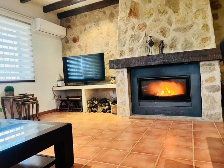Imagen de Salón con chimenea y TV 65 pulgadas con wifi. 