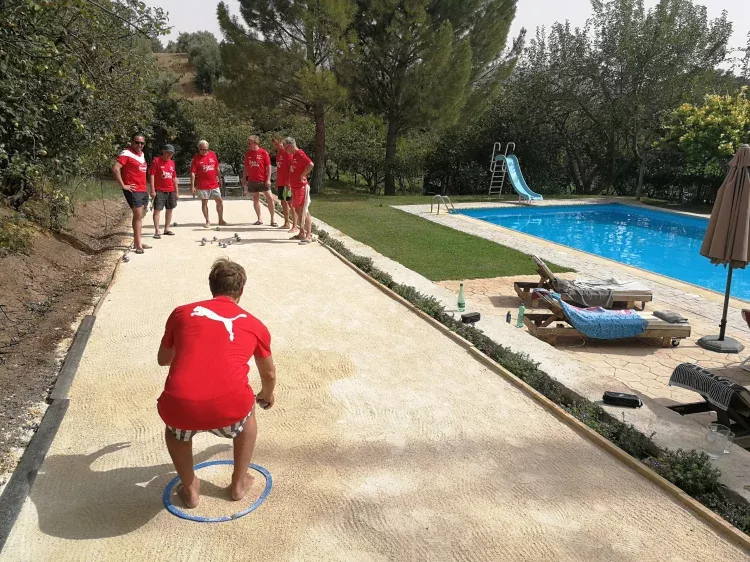 Imagen de Pista de petanca con iluminación junto a la piscina