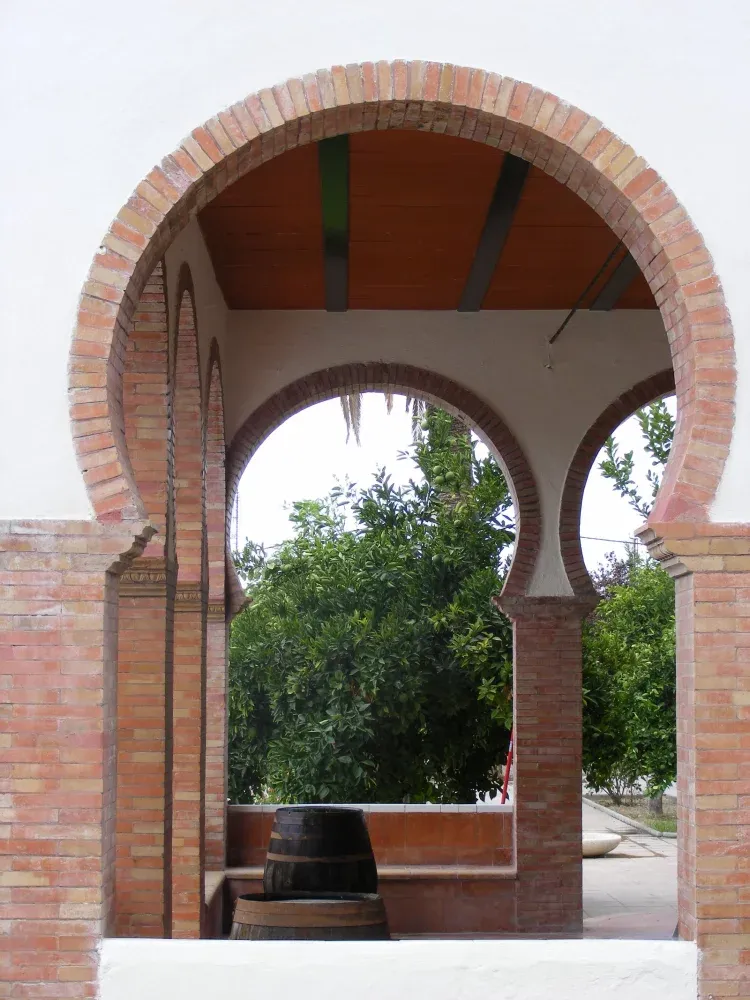 Imagen de detalle arcos del porche principal