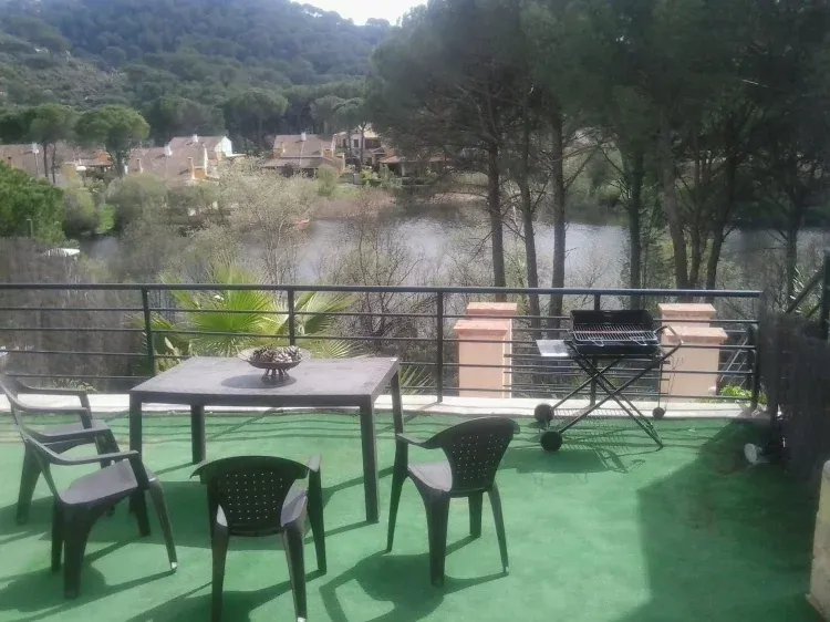 Imagen de Barbacoa frente al lago