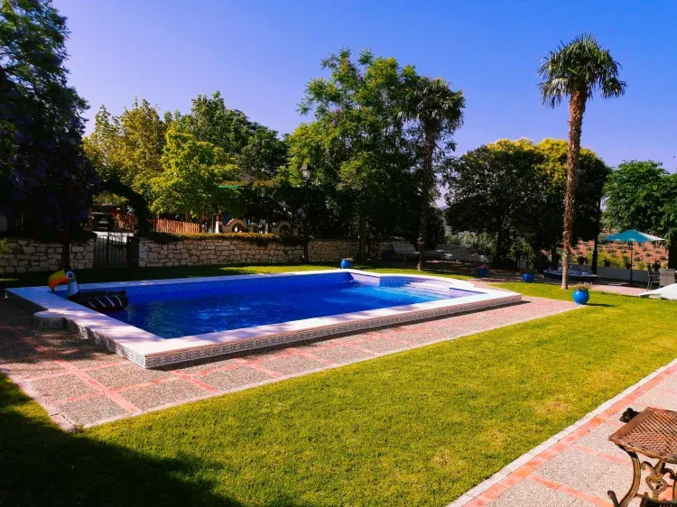 Imagen de Vista de la piscina y el jardin