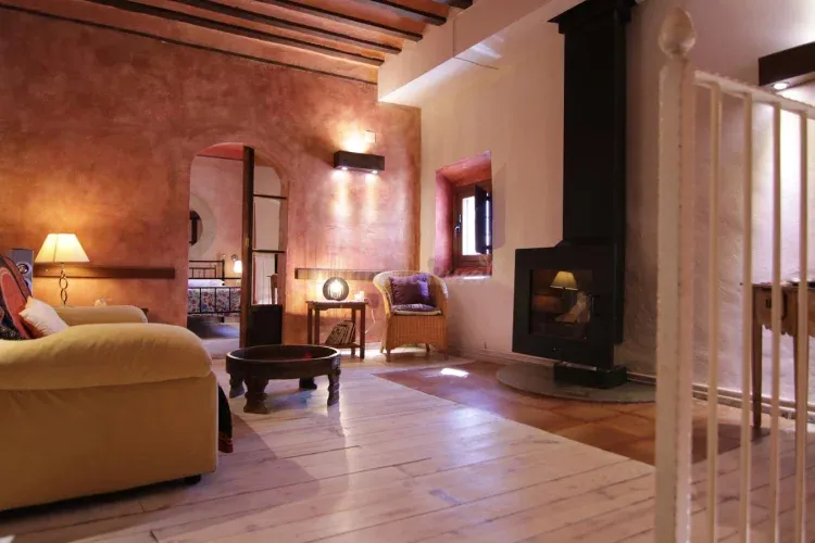 Imagen de Salon Con Chimenea de diseño del Apto Suite Thalassa