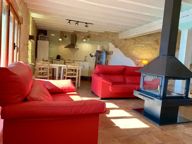 Imagen de Salón-Cocina del la Casa el Lugar de la Roca y chimenea central acristalada